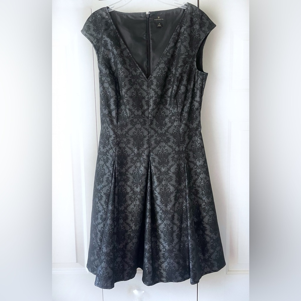 👗Embroidered flare dress.